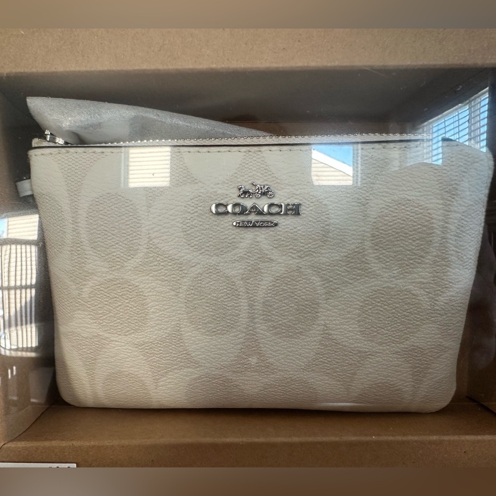 Coach Boxed Zip Wristlet in Sig Canvas, CN044, Chalk/Glacier White Multi. NEW - Picture 3 of 7